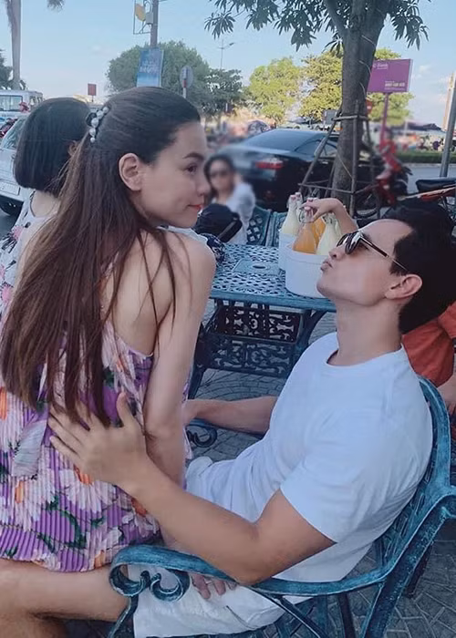 Trong chuyến đi, Hồ Ngọc Hà ngồi trên đùi bạn trai, còn Kim Lý chu môi hôn gió đối phương. Ảnh: Yan
