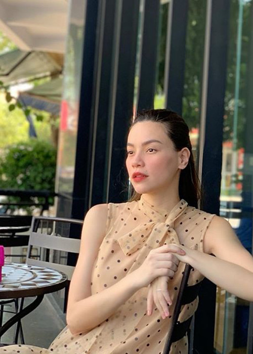Ngoài tiết lộ những thay đổi tâm lý, Hà Hồ còn chia sẻ loạt ảnh chụp chính diện, không che chắn vòng 2 như trước. Những động thái này của nữ ca sĩ dường như ngầm xác nhận chuyện bầu bí.