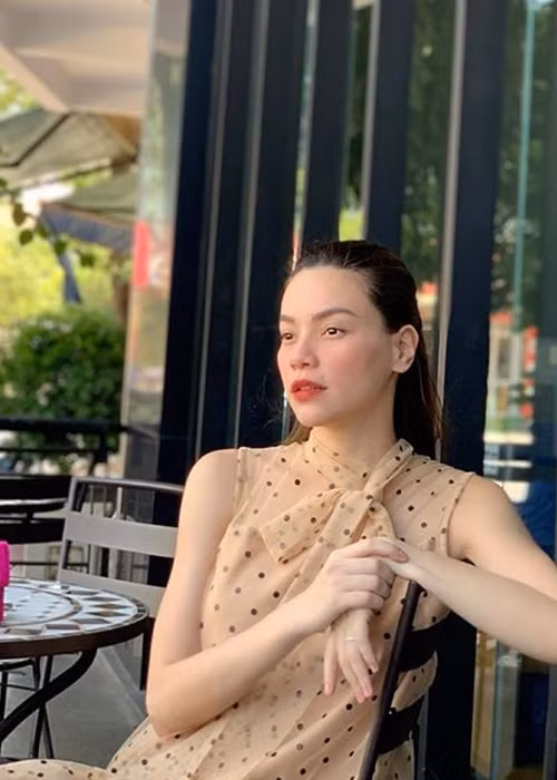 Ngoài tiết lộ những thay đổi tâm lý, Hà Hồ còn chia sẻ loạt ảnh chụp chính diện, không che chắn vòng 2 như trước. Những động thái này của nữ ca sĩ dường như ngầm xác nhận chuyện bầu bí.