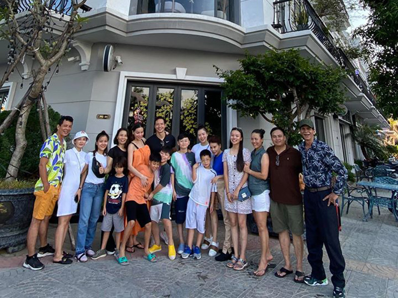 Ngoài ra, nữ ca sĩ thường sử dụng phụ kiện hay né chụp chính diện để che chắn bụng bầu.