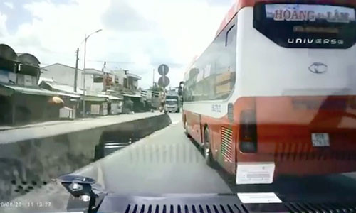 Xe khach chen ep, khong nhuong duong xe cuu thuong