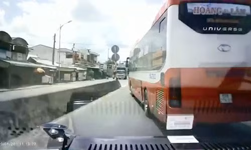 Xe khach chen ep, khong nhuong duong xe cuu thuong