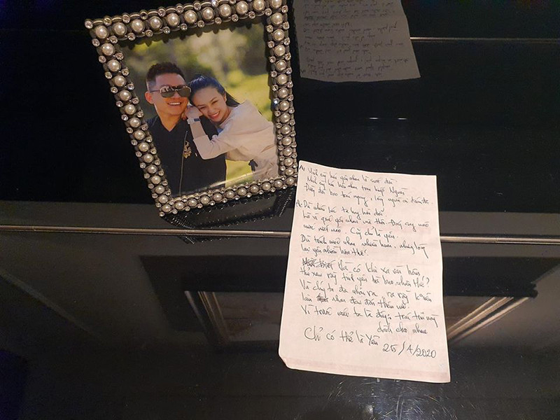 Cách đây không lâu, Tuấn Hưng thậm chí sáng tác và hát tặng riêng cho bà xã ca khúc "Chỉ có thể là yêu".