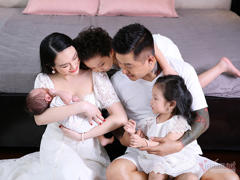 Trong vài năm nữa, khi các con cứng cáp, khán giả vẫn còn yêu thương, Tuấn Hưng sẽ trở lại sân khấu. Ảnh: Vietnamnet Mời quý độc giả xem video "Tuấn Hưng hát ở ban công nhà riêng". Nguồn Facebook Tuấn Hưng