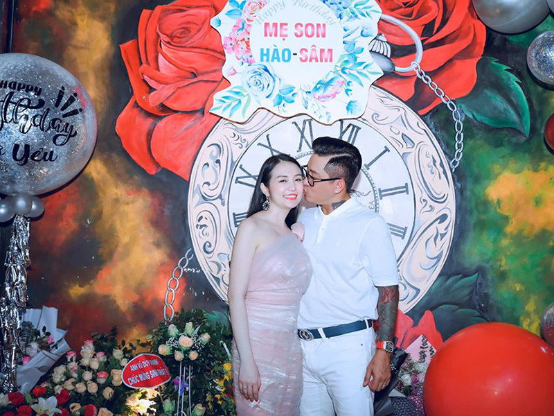 Nam ca sĩ thường xuyên dành cho bà xã những hành động, lời lẽ ngọt ngào dù cả hai bên nhau đã lâu.