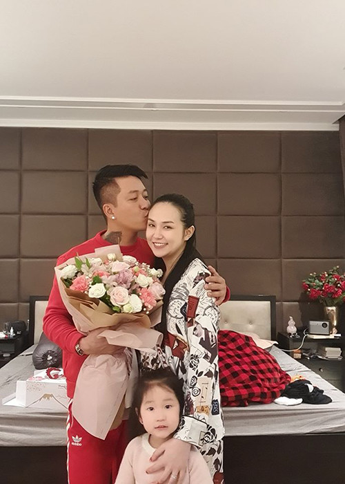 Tuấn Hưng được tiếng chiều vợ con. Anh không nề hà những việc gia đình như lau nhà, rửa bát, giặt quần áo lúc vợ mang bầu.