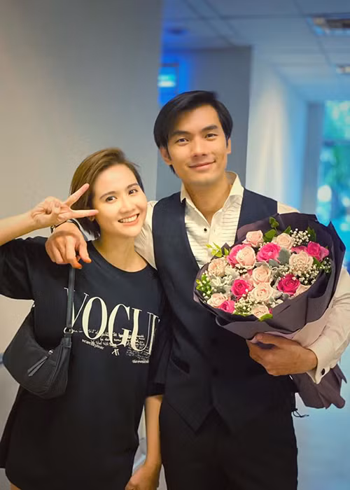 Trên fanpage, Nhan Phúc Vinh chia sẻ nhiều ảnh chụp chung với các bạn diễn trong phim nhưng gần như không có ảnh chụp cùng Diễm My.