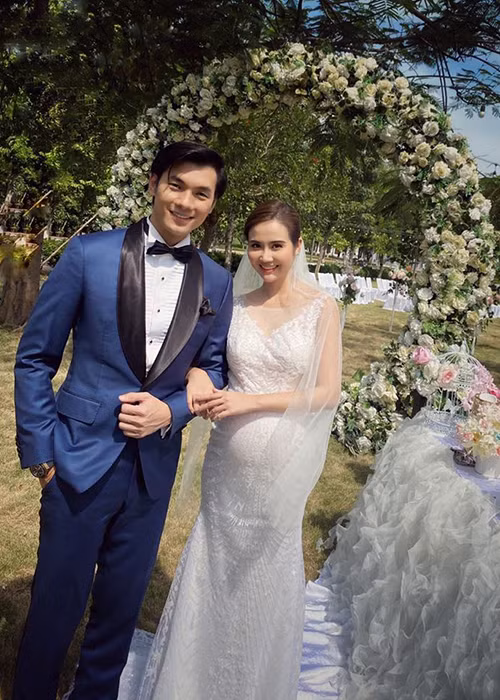 Nhan Phúc Vinh cũng không có bất kì bài chia sẻ nào về Diễm My trên Fanpage.