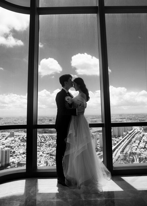 Thuý Vân chia sẻ đây là bộ ảnh cưới "cao nhất" Đông Nam Á khi được chụp tại Landmark 81. Ảnh: Saostar