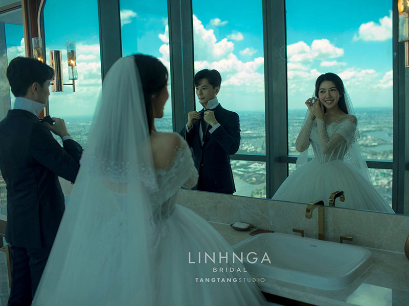 Thúy Vân thay đến 5 bộ váy cưới trong bộ ảnh theo phong cách "Mây và mặt trời". Ảnh: Ngôi sao