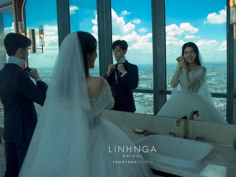 Thúy Vân thay đến 5 bộ váy cưới trong bộ ảnh theo phong cách "Mây và mặt trời". Ảnh: Ngôi sao