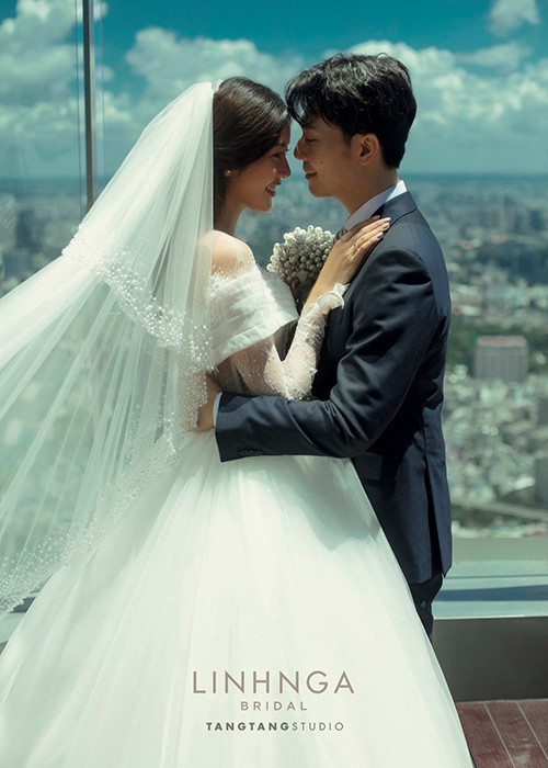 Đôi uyên ương trao cho nhau nhiều cử chỉ tình tứ trong bộ ảnh cưới. Ảnh: Kul