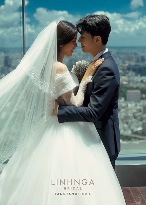 Đôi uyên ương trao cho nhau nhiều cử chỉ tình tứ trong bộ ảnh cưới. Ảnh: Kul