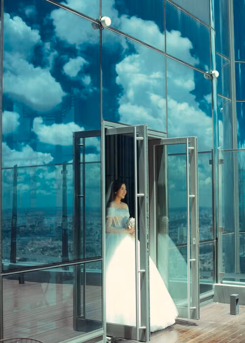 Chân dài sinh năm 1993 không giấu nổi hạnh phúc khi bắt đầu cuộc sống gia đình. Ảnh: Saostar