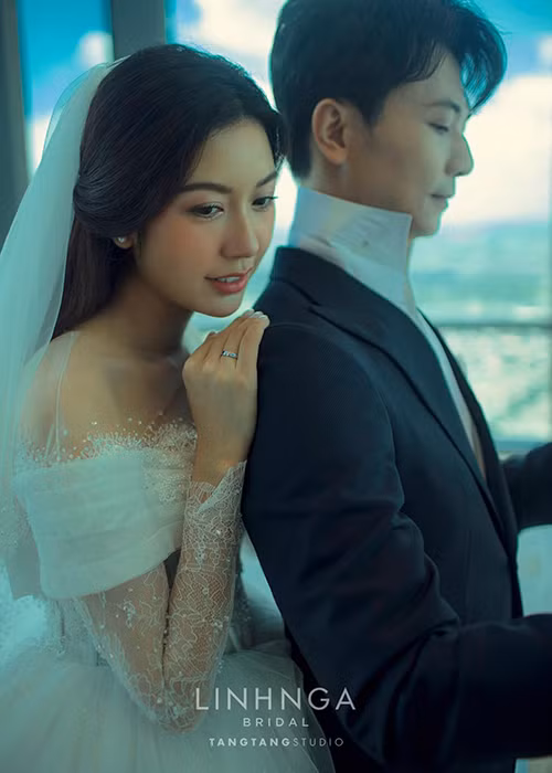 A hau Thuy Van tung anh cuoi doc la truoc ngay len xe hoa