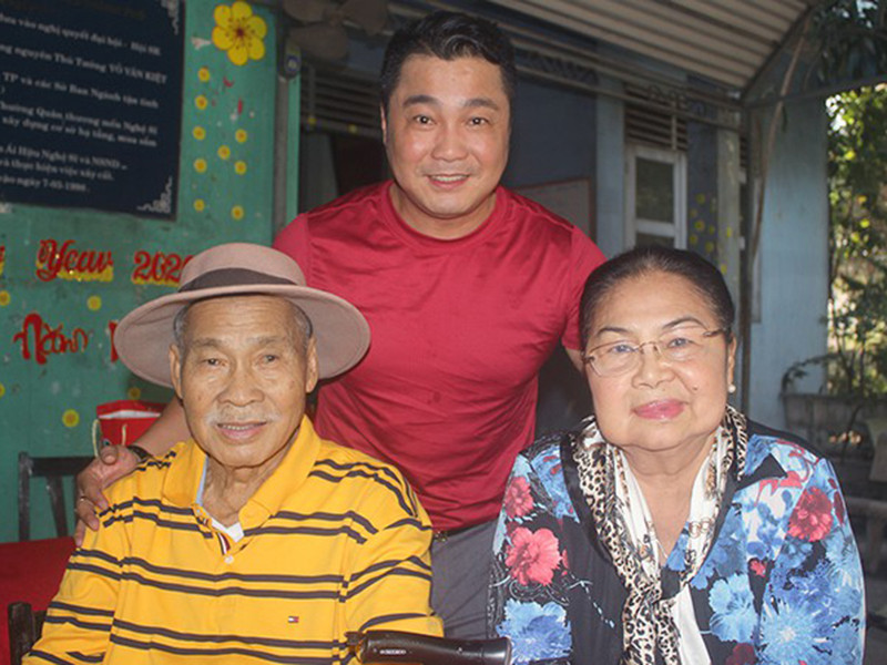 Nam diễn viên chia sẻ, trong 6 anh chị em, anh là người hiểu cha mẹ nhất. Tối cuối tuần, Lý Hùng thường ít đi hát mà lái xe chở bố mẹ đi chơi. Tài tử cho hay, sự yêu thương của bố mẹ khiến anh không nỡ dọn ra ngoài sống dù đủ kinh tế. Ảnh: Tiền Phong