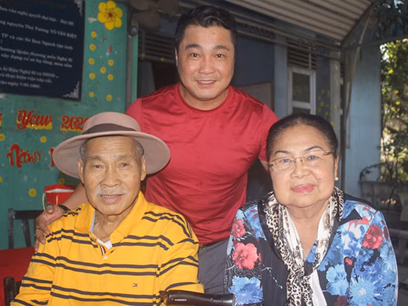 Nam diễn viên chia sẻ, trong 6 anh chị em, anh là người hiểu cha mẹ nhất. Tối cuối tuần, Lý Hùng thường ít đi hát mà lái xe chở bố mẹ đi chơi. Tài tử cho hay, sự yêu thương của bố mẹ khiến anh không nỡ dọn ra ngoài sống dù đủ kinh tế. Ảnh: Tiền Phong