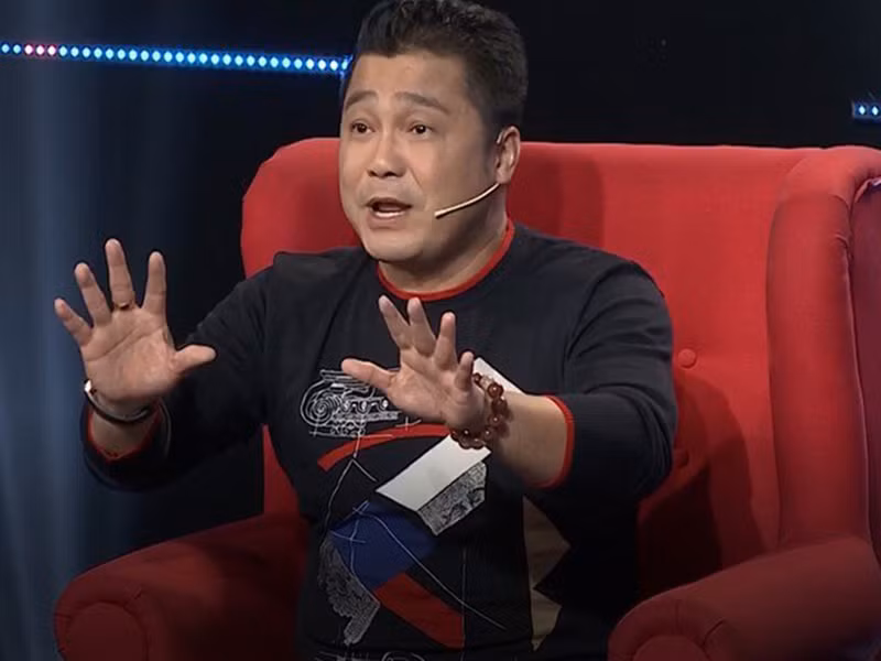 "Ông vua màn bạc" những năm 90 cho biết, khi nào anh có duyên nợ với một ai đó, sẽ báo tin vui với khán giả. Ảnh: Phụ nữ Việt Nam