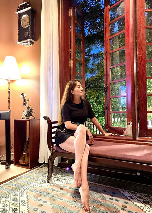 Sự khéo léo trong việc lựa chọn trang phục cũng giúp Khánh Thi trông gợi cảm, trẻ trung hơn.