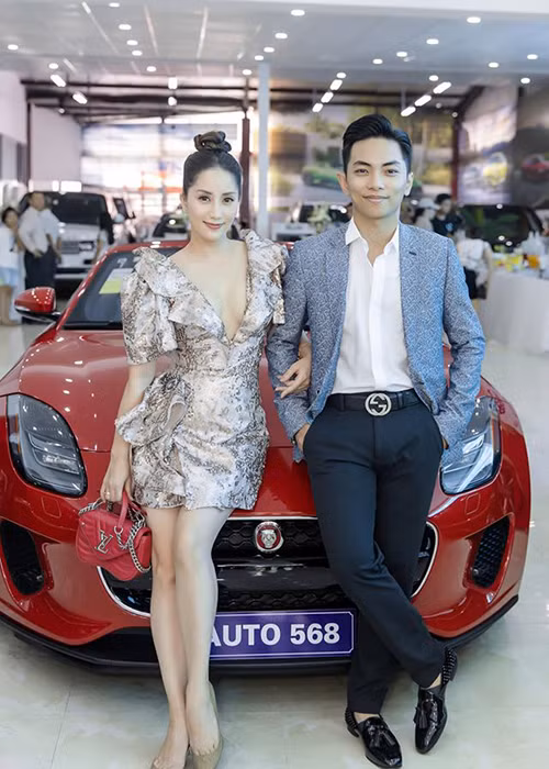 Người hâm mộ trầm trồ khen ngợi vẻ quyến rũ của Khánh Thi sau 2 lần sinh nở và sắp bước qua tuổi 40.