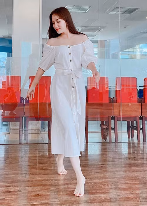 "Lý do để người phụ nữ giảm cân không phải chỉ để nghe lời khen từ người đàn ông bên cạnh. Cũng không phải vì thất tình mà ngu si huỷ hoại bản thân. Mà lý do chính vẫn là nụ cười tự tin để nắm lấy hạnh phúc", Khánh Thi cho hay.