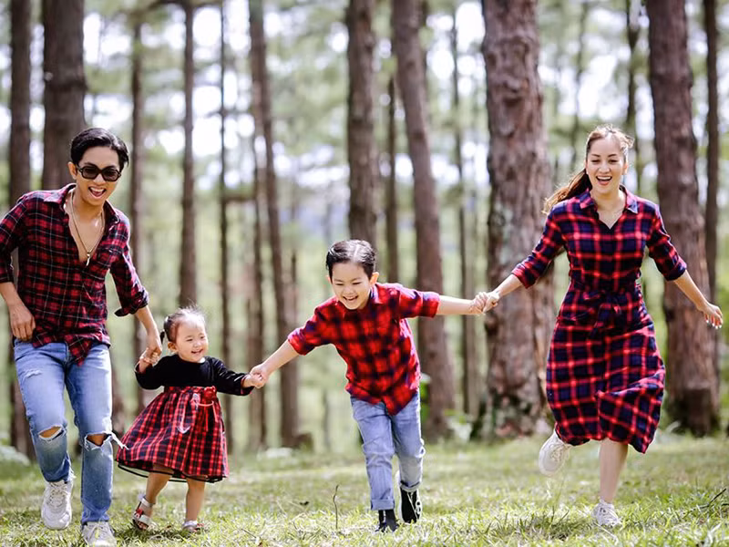 Khánh Thi hé lộ bí quyết giúp cô vượt qua được những khó khăn và lời đồn đoán là nhờ sự đồng điệu, thấu hiểu, thông cảm từ chồng. "Mình rất may mắn khi ông xã mình xuất phát là học sinh của mình. Cho nên đó chính là một cái đồng điệu về nghề... Cho đến bây giờ với mình, dù không làm việc hay còn làm việc với nhau thì mình vẫn thấy may mắn nhất là có ông xã làm cùng nghề với mình, hiểu được mình", bà xã của Phan Hiển chia sẻ.