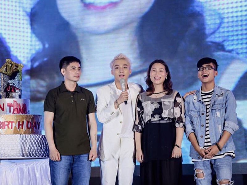 Đối với Sơn Tùng, hạnh phúc đôi khi chỉ là một cuộc gọi về cho bố mẹ sau một ngày làm việc vất vả. Ảnh: Dân Việt