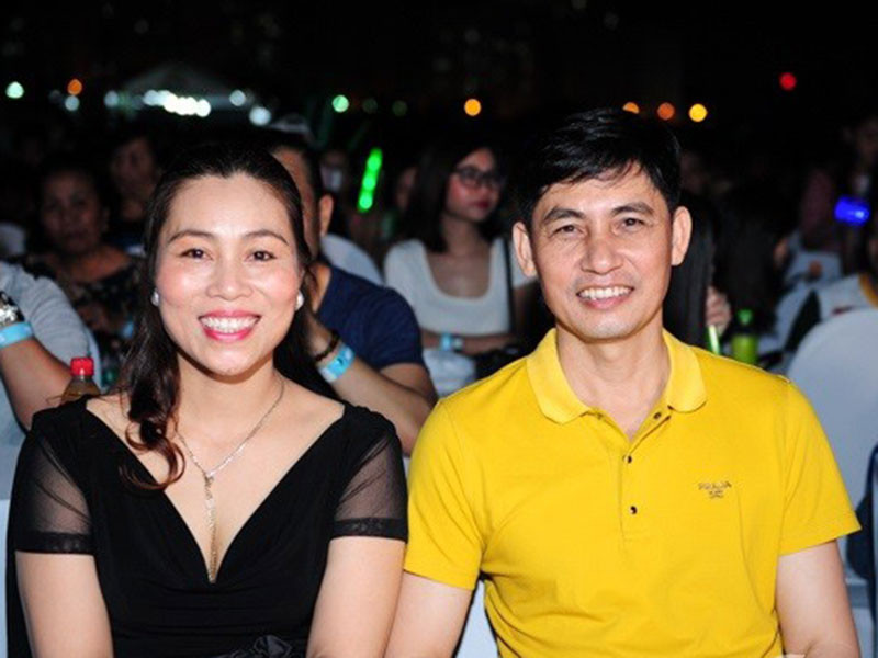 Mẹ của giọng ca gốc Thái Bình ăn mặc trẻ trung, sành điệu còn bố của nam ca sĩ vẫn giữ được phong độ. Ảnh: Saostar