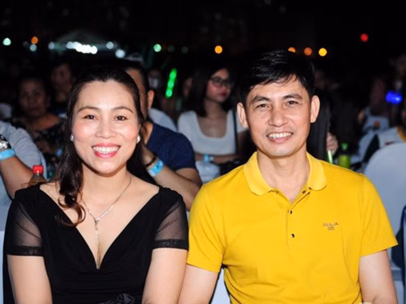 Mẹ của giọng ca gốc Thái Bình ăn mặc trẻ trung, sành điệu còn bố của nam ca sĩ vẫn giữ được phong độ. Ảnh: Saostar