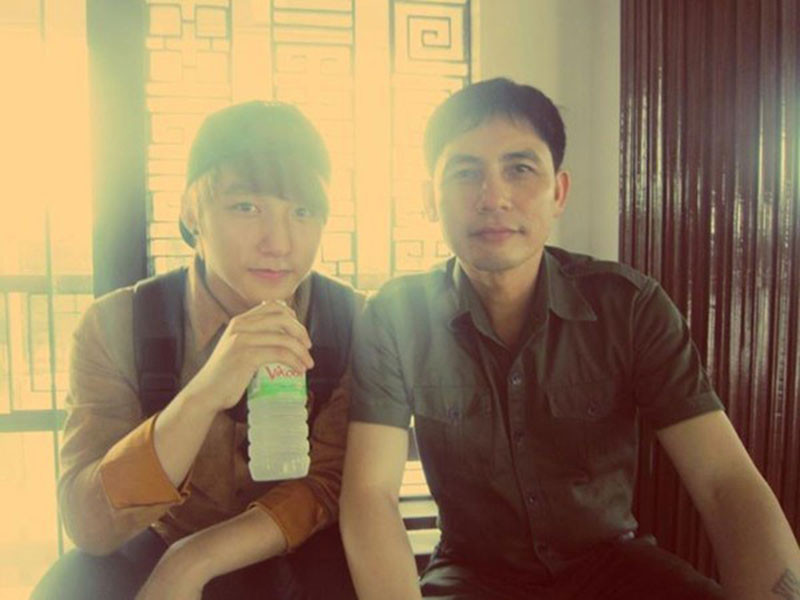 Hai bố con nam ca sĩ thường tranh luận xem ai đẹp trai và phong độ hơn. Ảnh: Zing