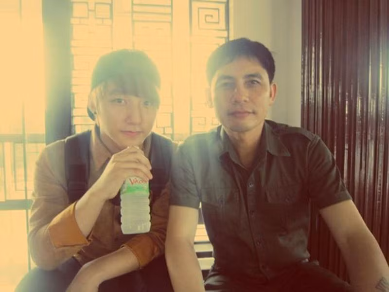 Hai bố con nam ca sĩ thường tranh luận xem ai đẹp trai và phong độ hơn. Ảnh: Zing