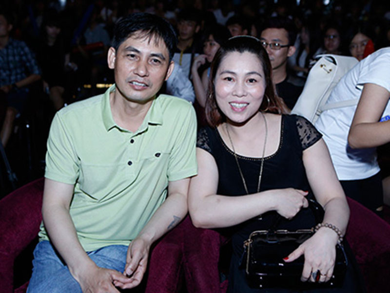 "Chúng tôi có nói với Tùng rằng “dù con có là ai đi chăng nữa, con trở thành thế nào đi chăng nữa, dù bao nhiêu tuổi thì con vẫn là Tùng của bố mẹ, vẫn bé xíu”, bố của nam ca sĩ chia sẻ. Ảnh: Dân Việt