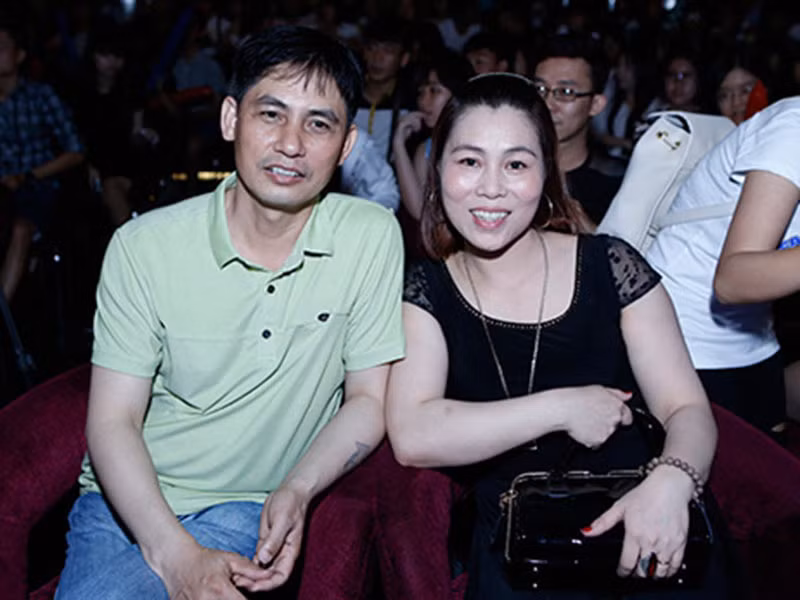 "Chúng tôi có nói với Tùng rằng “dù con có là ai đi chăng nữa, con trở thành thế nào đi chăng nữa, dù bao nhiêu tuổi thì con vẫn là Tùng của bố mẹ, vẫn bé xíu”, bố của nam ca sĩ chia sẻ. Ảnh: Dân Việt