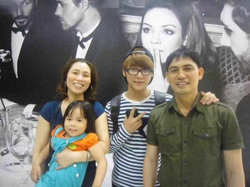  Sơn Tùng M-TP sinh ra trong một gia đình có đam mê nghệ thuật. Bố của Sơn Tùng M-TP có thể chơi thành thạo 7 loại nhạc cụ còn mẹ của nam ca sĩ từng công tác tại đoàn chèo Thái Bình, có thể chơi guitar. Ảnh: Zing