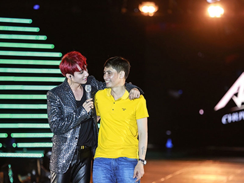 Tính cách của bố Sơn Tùng hài hước, trẻ trung và thích giao lưu cùng các fan của con trai. Ảnh: Yan