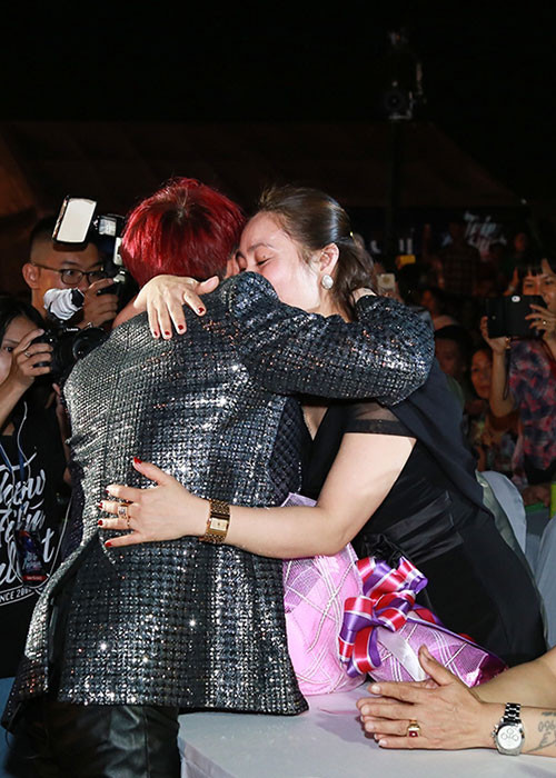 Mẹ của Sơn Tùng luôn sẵn sàng thay đổi lịch làm việc để chăm sóc cho con trai đi hát. Ảnh: Yan