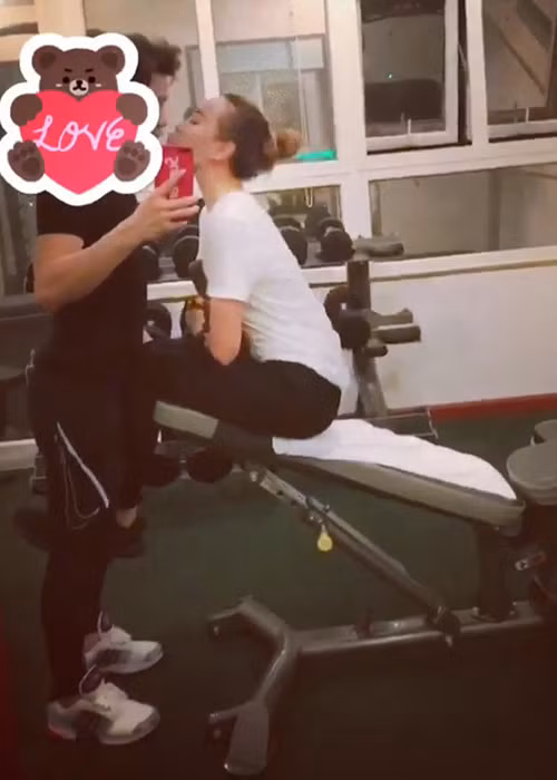 Hình ảnh nữ người mẫu vừa tập thể dục vừa khóa môi người yêu.