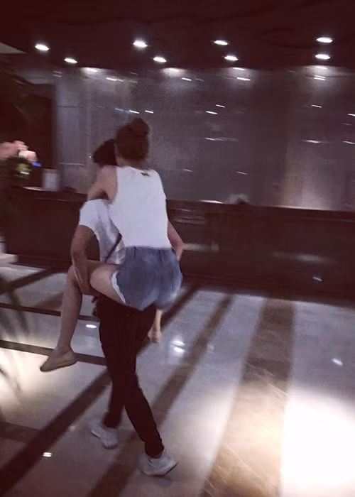 Sau mối tình với doanh nhân Dương Hoàng Điệp, Quỳnh Thư trở nên kín tiếng hơn. Năm 2017, cô nhiều lần khoe ảnh tình tứ bên chàng trai giấu mặt.