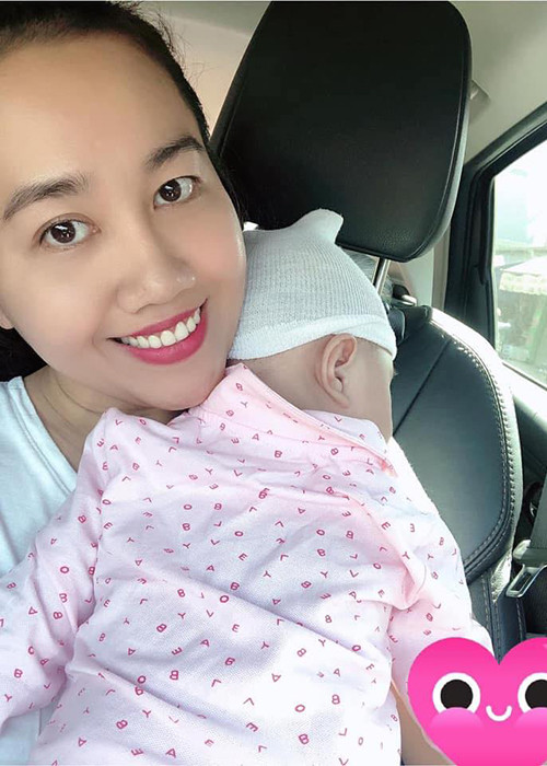 Người đẹp khoe được mẹ chồng và chồng hỗ trợ chăm sóc con gái.