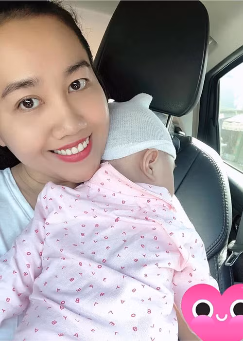 Người đẹp khoe được mẹ chồng và chồng hỗ trợ chăm sóc con gái.