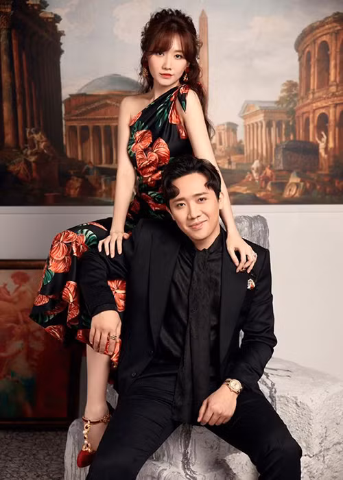 Theo Hari Won, Trấn Thành thích tự tay lựa đồ cho vợ và làm stylist cho vợ cho đến khi cảm thấy vợ xinh đẹp nhất mới thôi.