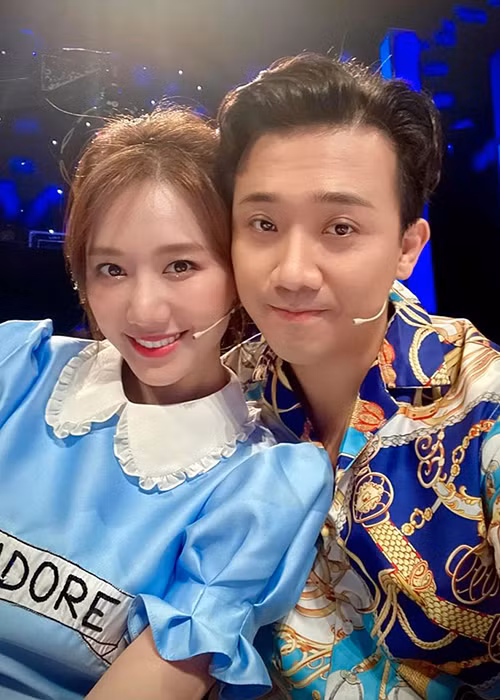 Trong một bài phỏng vấn, Hari Won từng cho biết Trấn Thành rất thích chơi búp bê.