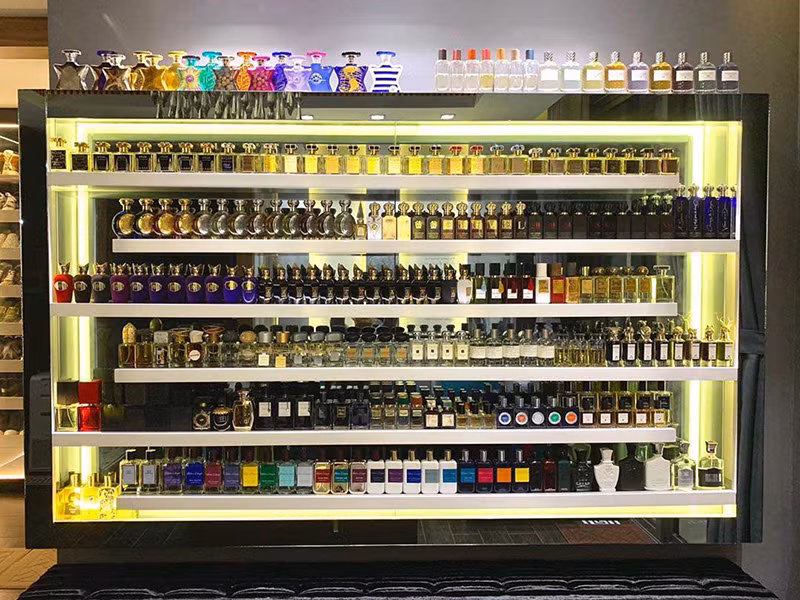 Nước hoa vốn là đam mê khó bỏ của nam danh hài nổi tiếng này. Ảnh: Phụ nữ Việt Nam