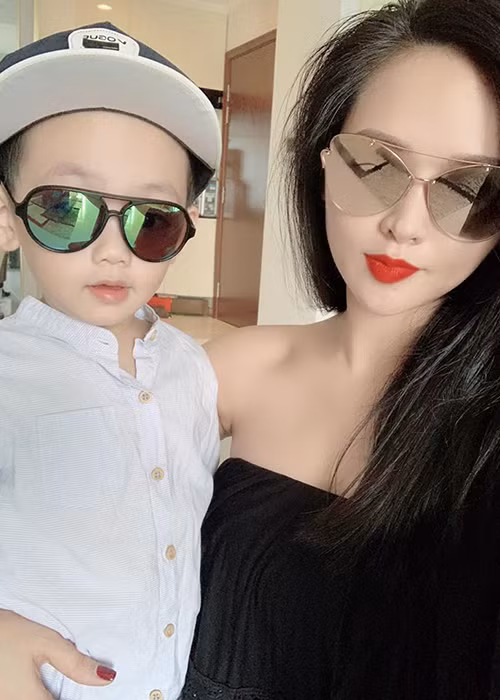 Khi hôn nhân tan vỡ, Lại Hương Thảo cho biết, cô đã hy sinh hết tuổi thanh xuân vì chồng. Hiện tại, cô chỉ có mong muốn tự mình nuôi con khôn lớn.