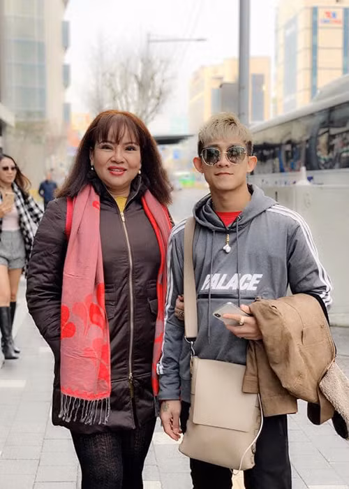 Trong giai đoạn khó khăn, Hồ Gia Hùng được mẹ nuôi giúp đỡ. Người này lo chi phí điều trị bệnh cho bố của Hồ Gia Hùng, đầu tư vào sản phẩm của nam ca sĩ. Ảnh: Dân Việt