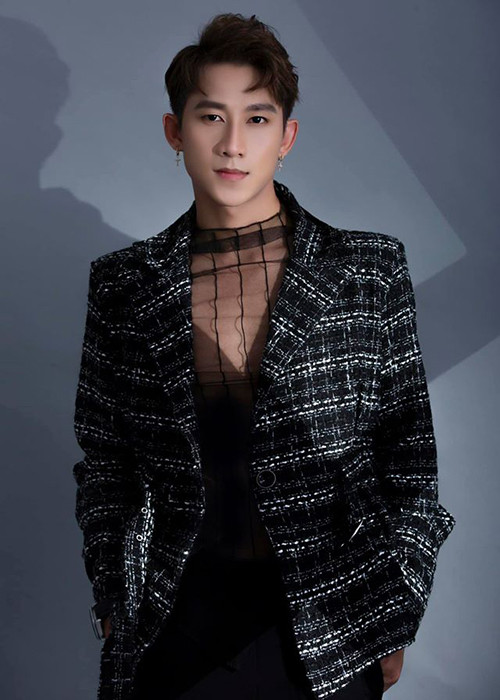 Cuối năm 2018, Hồ Gia Hùng quyết định trở lại với âm nhạc, tuy nhiên sự nghiệp của anh đến nay vẫn không khởi sắc.