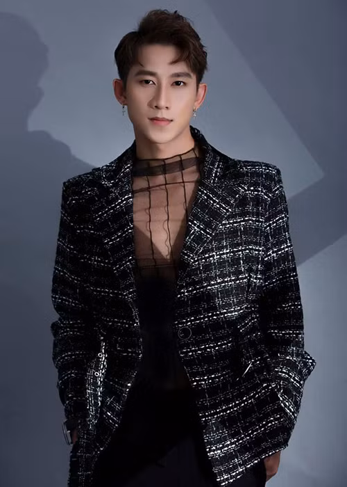 Cuối năm 2018, Hồ Gia Hùng quyết định trở lại với âm nhạc, tuy nhiên sự nghiệp của anh đến nay vẫn không khởi sắc.