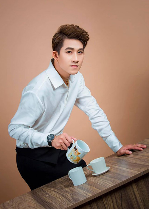 Nhờ có sự ủng hộ, nâng đỡ từ mẹ nuôi, Hồ Gia Hùng có được cuộc sống tốt hơn. Hiện tại, nam ca sĩ đảm nhận chức giám đốc ở cơ sở kinh doanh của mẹ nuôi.