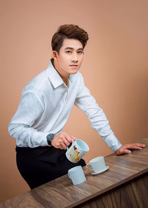 Nhờ có sự ủng hộ, nâng đỡ từ mẹ nuôi, Hồ Gia Hùng có được cuộc sống tốt hơn. Hiện tại, nam ca sĩ đảm nhận chức giám đốc ở cơ sở kinh doanh của mẹ nuôi.