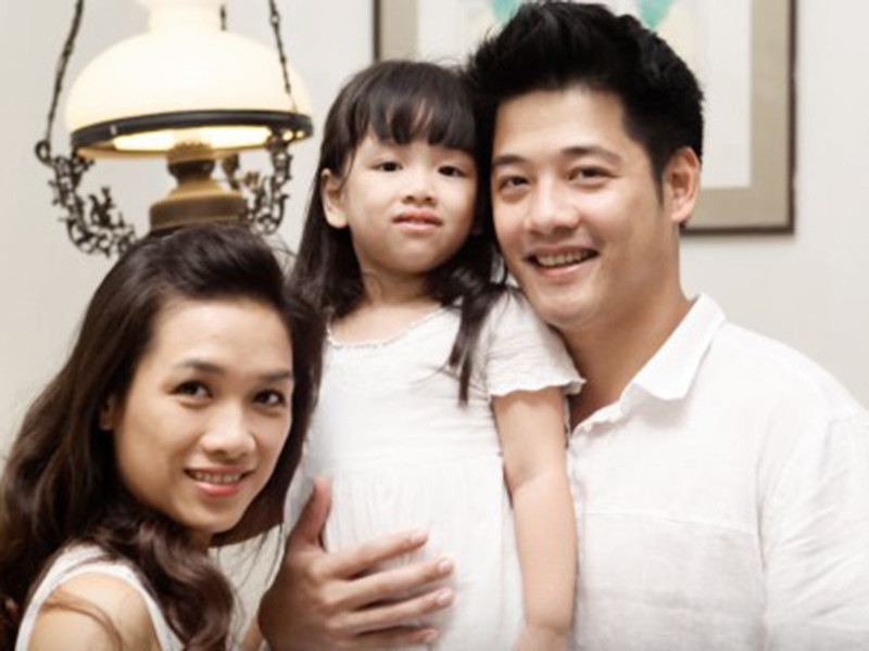 Hải Anh kết hôn với mối tình đầu năm 2009. Cả hai phải lòng nhau khi mới là học sinh lớp 9. Dù có không ít sóng gió nhưng vợ chồng Hải Anh đều vượt qua được nhờ tình yêu và sự tôn trọng dành cho nhau. Ở bên nhau hơn 20 năm, cặp đôi nay đã là tri kỷ. Ảnh: Tiền Phong